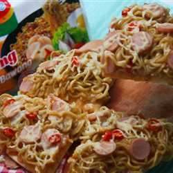 Pizza Indomie Sosis Keju 